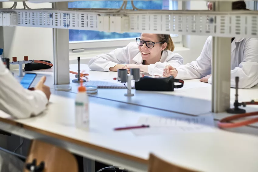 Student in lab. Photo.